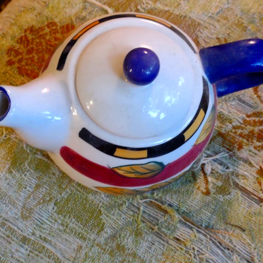 Small teapot, approx 3"x6", great condition, brand unknown